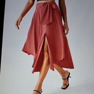 MEDIUM.    HALARA BREEZEFUL 2 IN 1 TIE SPLIT QUICK DRY FLOWY SKIRT